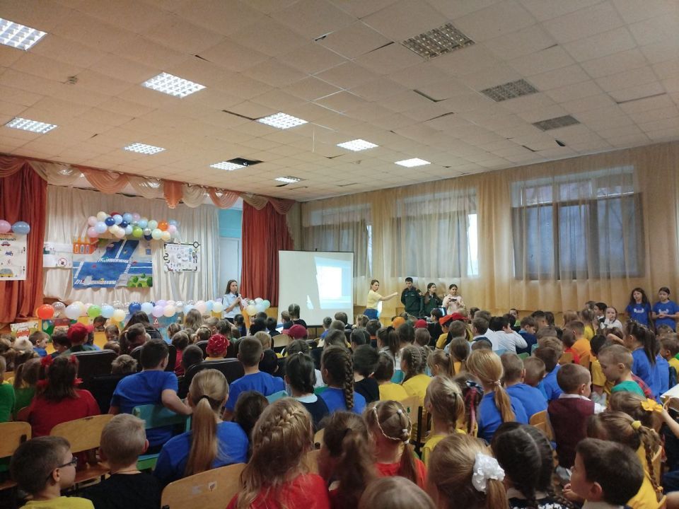 Яркий флешмоб по ПДД провели совместно Госавтоинспекция, ЮИДовцы и школьники