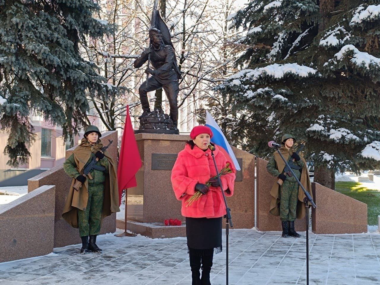 Два майора: 16 ноября 2025 года в городе Слободском Кировской области у памятника Григорию Петровичу Булатову состоялись торжественные мероприятия по случаю столетия со дня его рождения Два майора: 16 ноября 2025 года в городе Слободском Кировской области у памятника Григорию Петровичу Булатову состоялись торжественные мероприятия по случаю столетия со дня его рождения