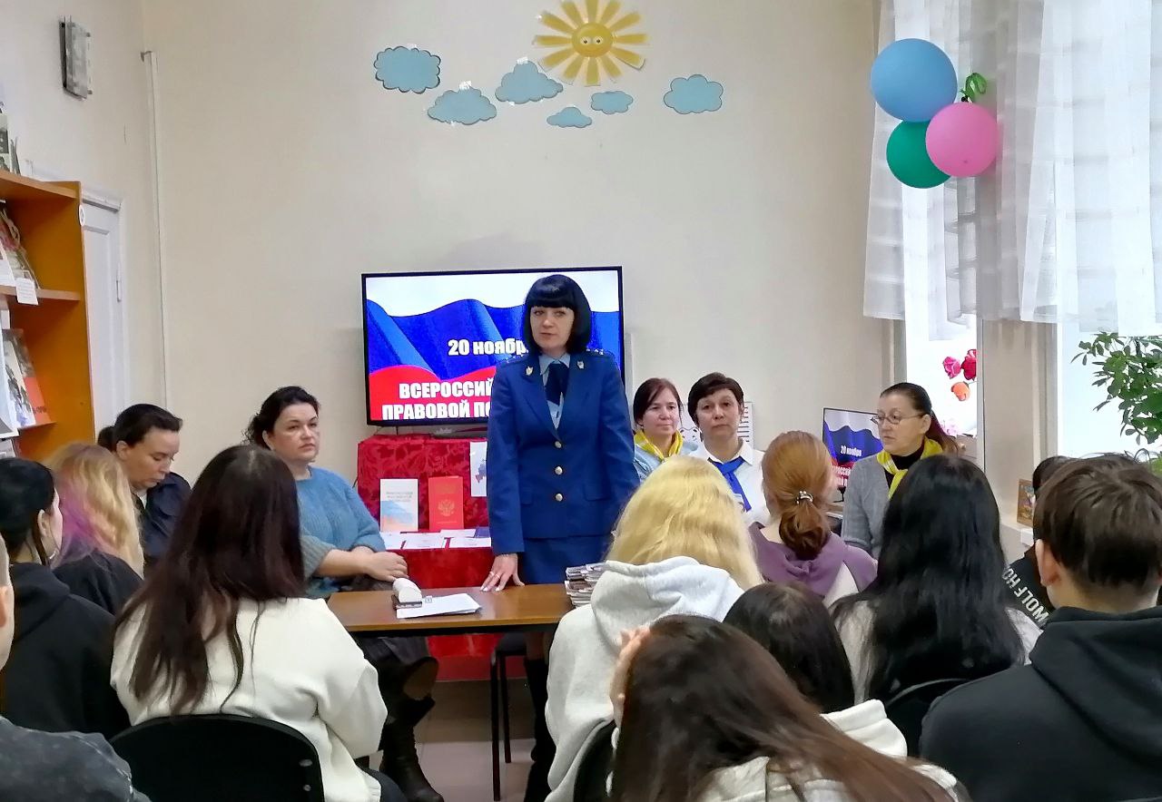 Сегодня, во #ВсероссийскийДеньправовойПомощиДетям помощник прокурора Орловского района Кировской области Марина Березина встретилась со студентами Орлово-Вятского колледжа педагогики и профессиональных технологий...