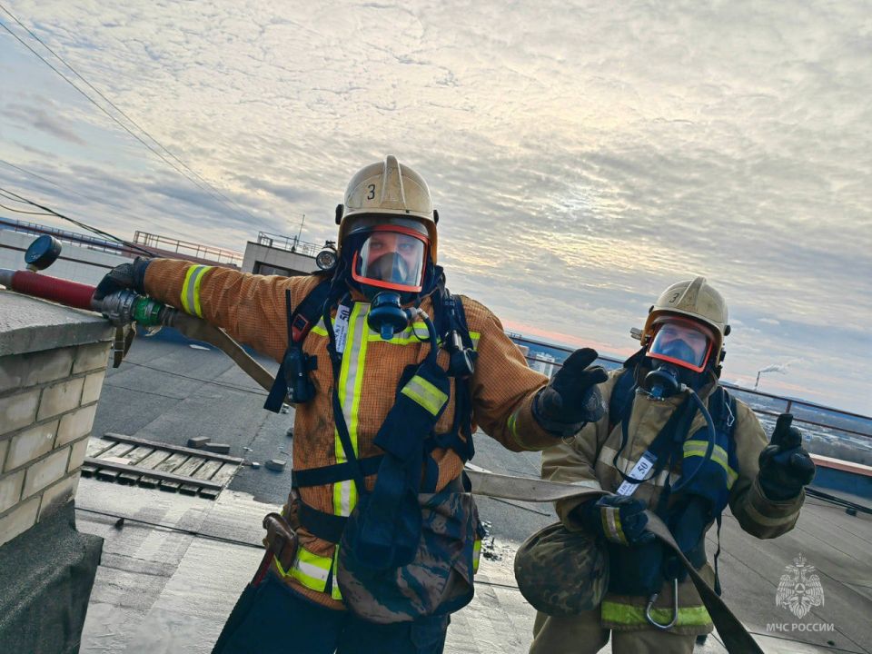 #КадрНедели. Выше только небо! На фото: сотрудники 3-й пожарно-спасательной части города Кирова во время тренировки на высотном здании