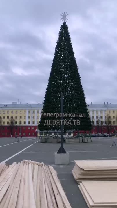 В Кирове на Театральной площади завершается установка новогодней ели