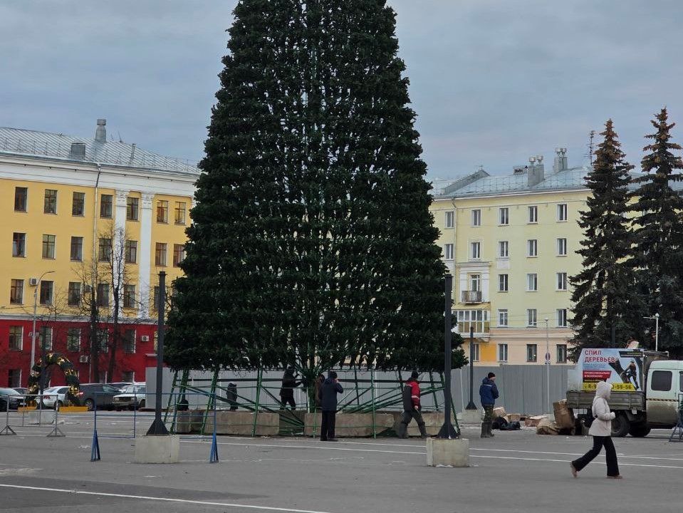 На Театральной площади заканчивается установка ели