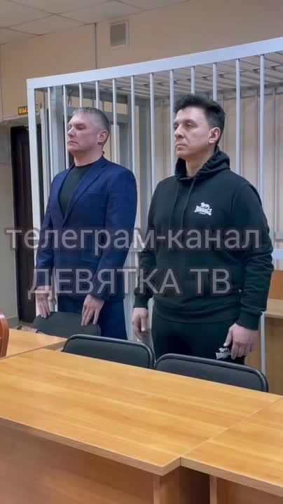 Кадры из судебного зала. Руслан Мамедов слушает приговор