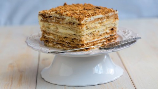 Нежный хрустящий «Наполеон» приготовите даже без выпечки: записывайте рецепт