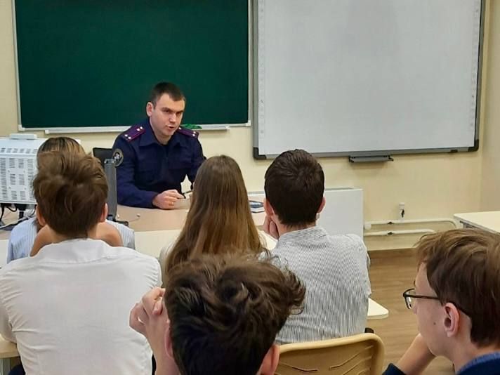 Сотрудник регионального следственного управления посетил Вятскую гуманитарную гимназию