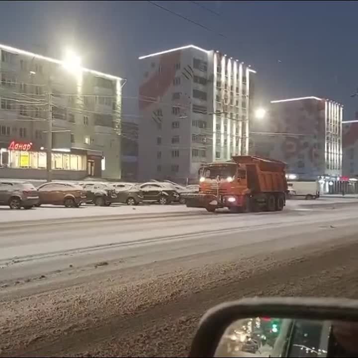 В Кирове устраняют последствия ночного снегопада