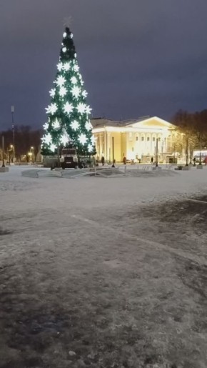 Главная городская ёлка уже сияет, айда любоваться!