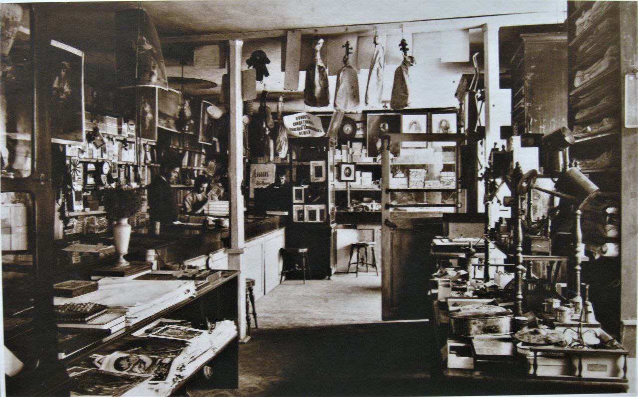 23 ноября 1901 года фотохудожник Петр Тихонов выпустил серию открытых писем с десятью видами города Вятки 23 ноября 1901 года фотохудожник Петр Тихонов выпустил серию открытых писем с десятью видами города Вятки