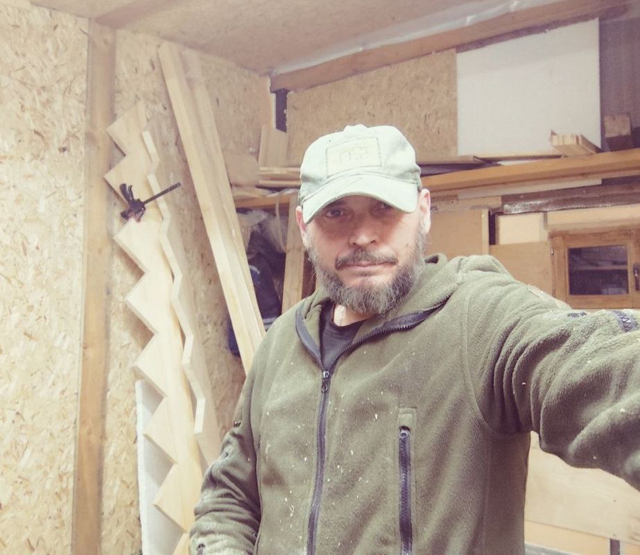 Участник СВО Дмитрий Бизяев открыл столярную мастерскую благодаря социальному контракту
