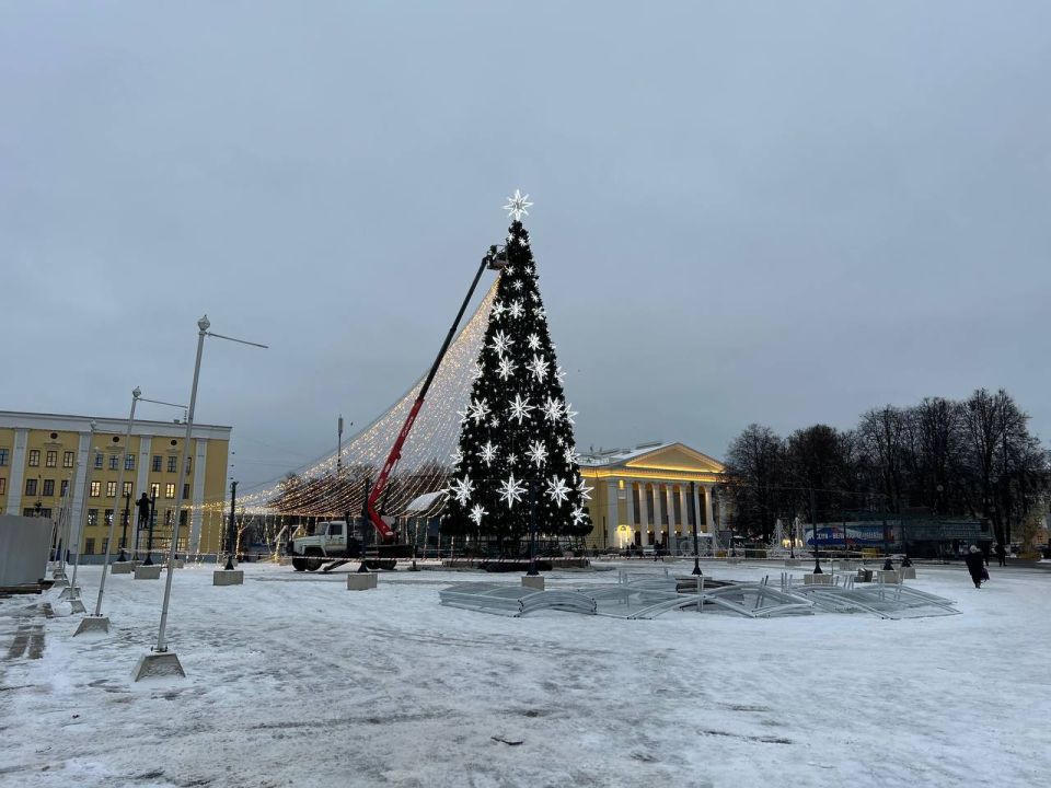 На Театральной площади уже нарядили елку и сейчас устанавливают шатер из гирлянды