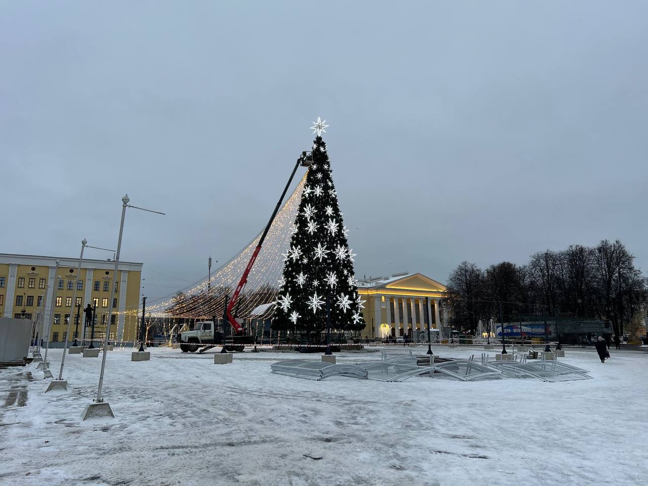 На Театральной площади уже нарядили елку и сейчас устанавливают шатер из гирлянды
