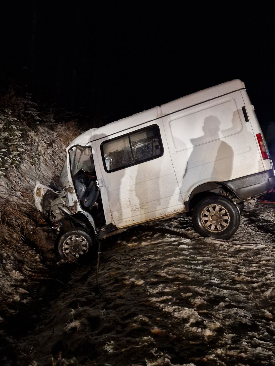 По предварительным данным ГАИ, 24 ноября 2025 года около 19 часов в Юрьянском районе на 454 км федеральной автодороги «Вятка» произошло столкновение микроавтобуса ГАЗ, грузового автомобиля «Фотон» и легкового автомобиля... По предварительным данным ГАИ, 24 ноября 2025 года около 19 часов в Юрьянском районе на 454 км федеральной автодороги «Вятка» произошло столкновение микроавтобуса ГАЗ, грузового автомобиля «Фотон» и легкового автомобиля...