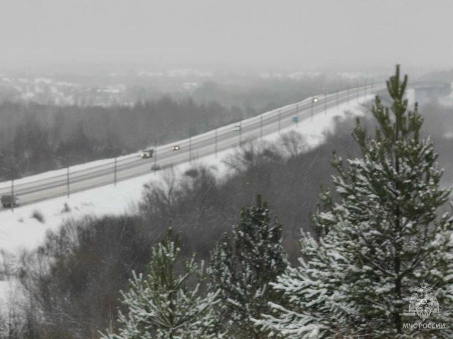 Метеопредупреждение. По прогнозу Гидрометцентра, в ближайшие часы с сохранением ночью и утром 25 ноября, местами по Кировской области ожидается усиление ветра с порывами до 17 м/с, гололёд, ледяной дождь, налипание мокрого...