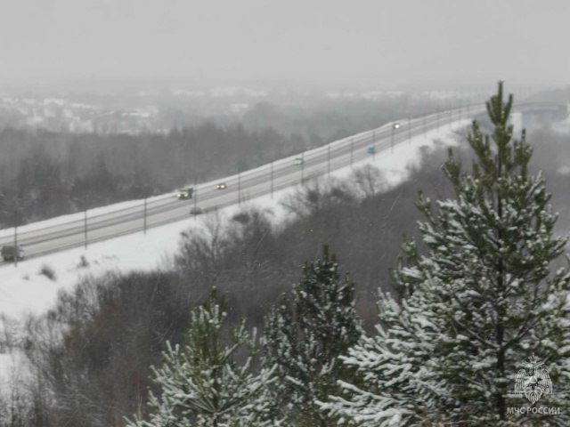 Метеопредупреждение. По прогнозу Гидрометцентра, в ближайшие часы с сохранением ночью и утром 25 ноября, местами по Кировской области ожидается усиление ветра с порывами до 17 м/с, гололёд, ледяной дождь, налипание мокрого...