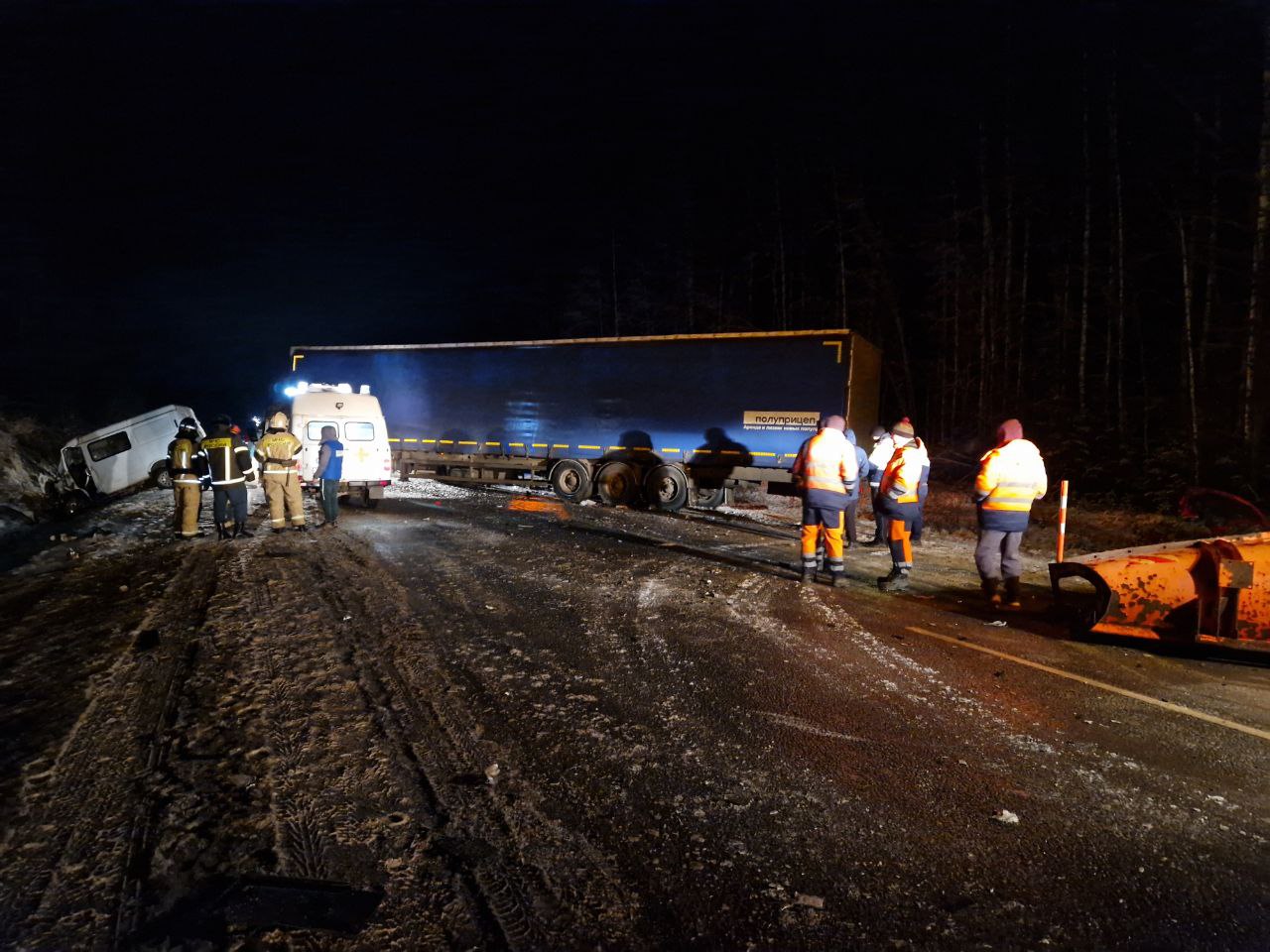 По предварительным данным ГАИ, 24 ноября 2025 года около 19 часов в Юрьянском районе на 454 км федеральной автодороги «Вятка» произошло столкновение микроавтобуса ГАЗ, грузового автомобиля «Фотон» и легкового автомобиля...