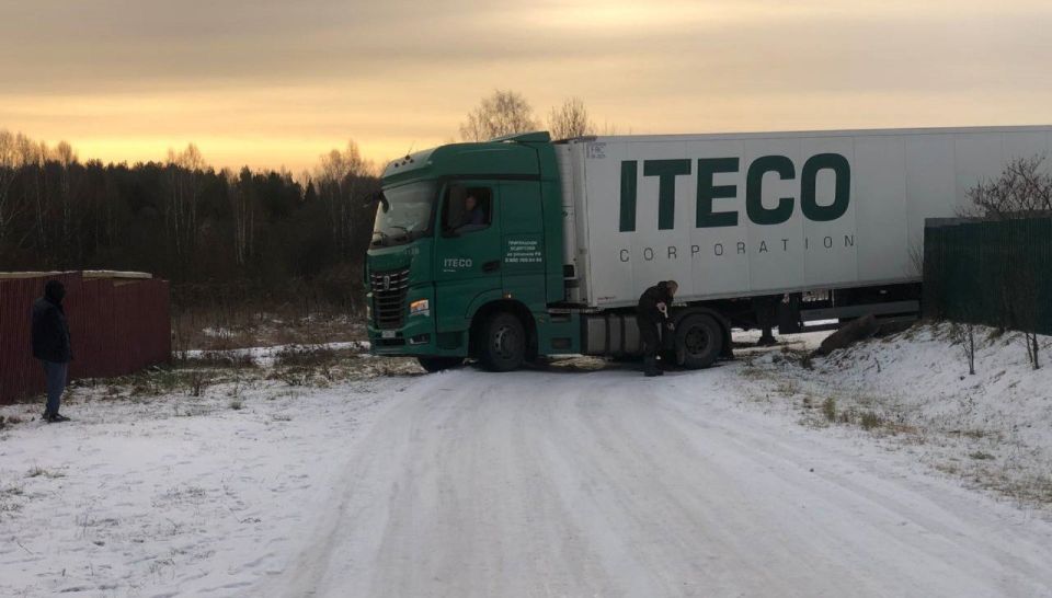 В Кирово-Чепецком районе спасают фуру, которая застряла на ледяной дороге