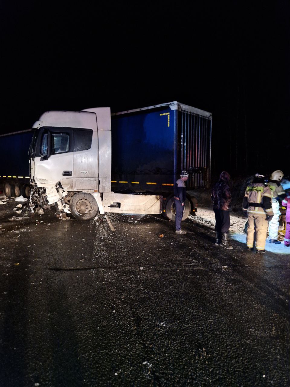 По предварительным данным ГАИ, 24 ноября 2025 года около 19 часов в Юрьянском районе на 454 км федеральной автодороги «Вятка» произошло столкновение микроавтобуса ГАЗ, грузового автомобиля «Фотон» и легкового автомобиля... По предварительным данным ГАИ, 24 ноября 2025 года около 19 часов в Юрьянском районе на 454 км федеральной автодороги «Вятка» произошло столкновение микроавтобуса ГАЗ, грузового автомобиля «Фотон» и легкового автомобиля...