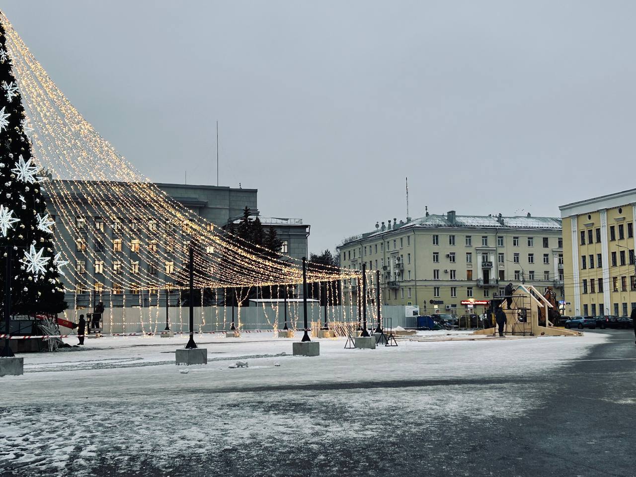 На Театральной площади уже нарядили елку и сейчас устанавливают шатер из гирлянды На Театральной площади уже нарядили елку и сейчас устанавливают шатер из гирлянды