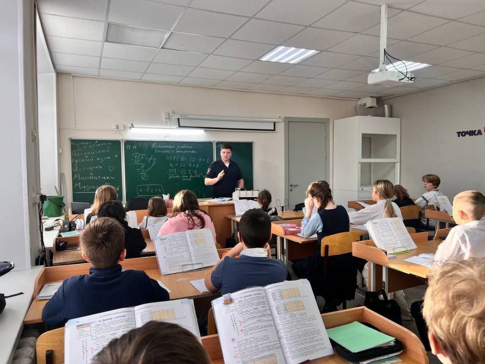 Сотрудники Госавтоинспекции проводят уроки безопасности в школах, закрепляя знания на практике