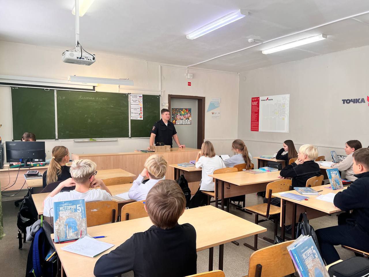 Сотрудники Госавтоинспекции проводят уроки безопасности в школах, закрепляя знания на практике Сотрудники Госавтоинспекции проводят уроки безопасности в школах, закрепляя знания на практике