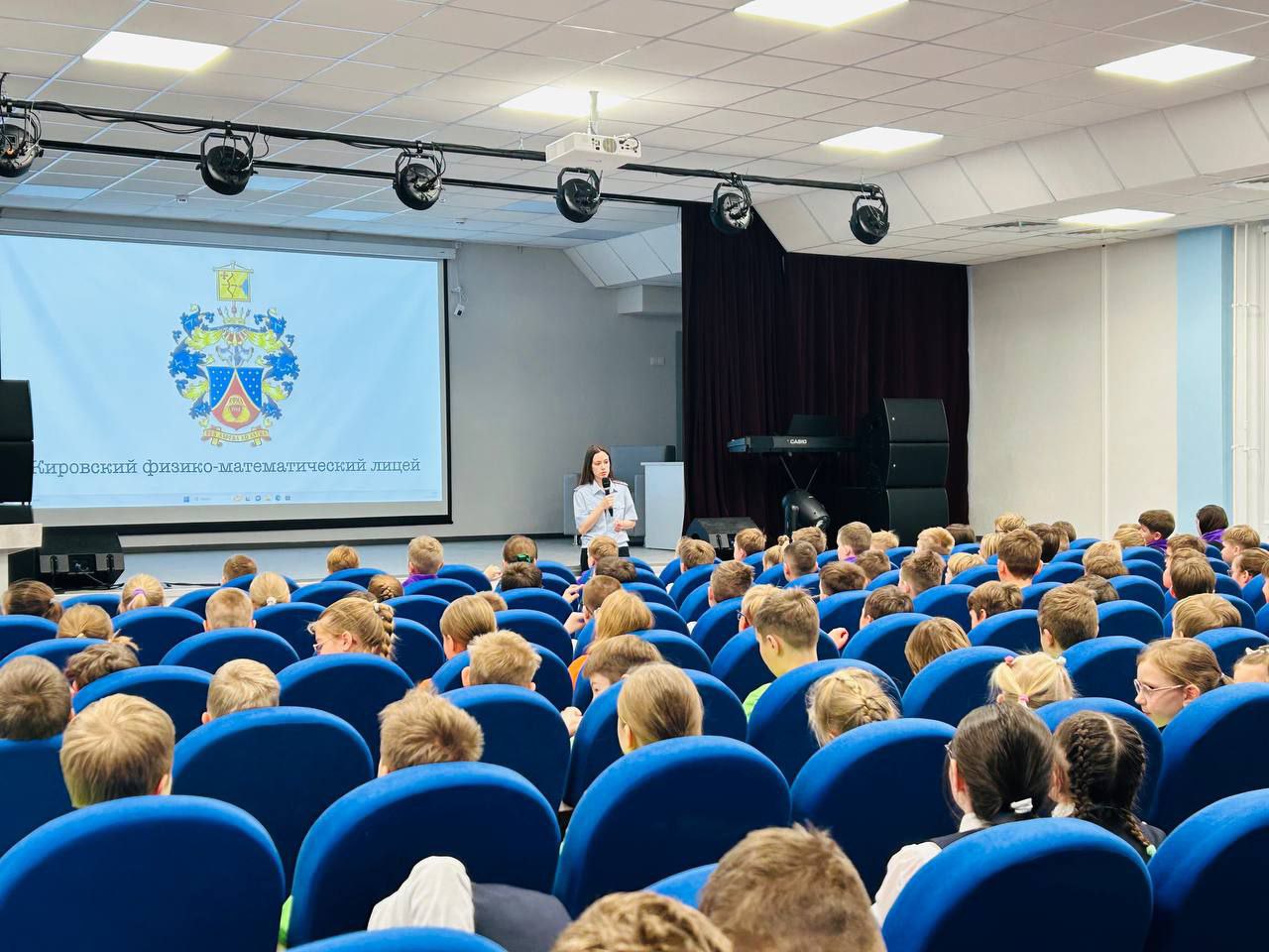 Сотрудники Госавтоинспекции проводят уроки безопасности в школах, закрепляя знания на практике Сотрудники Госавтоинспекции проводят уроки безопасности в школах, закрепляя знания на практике