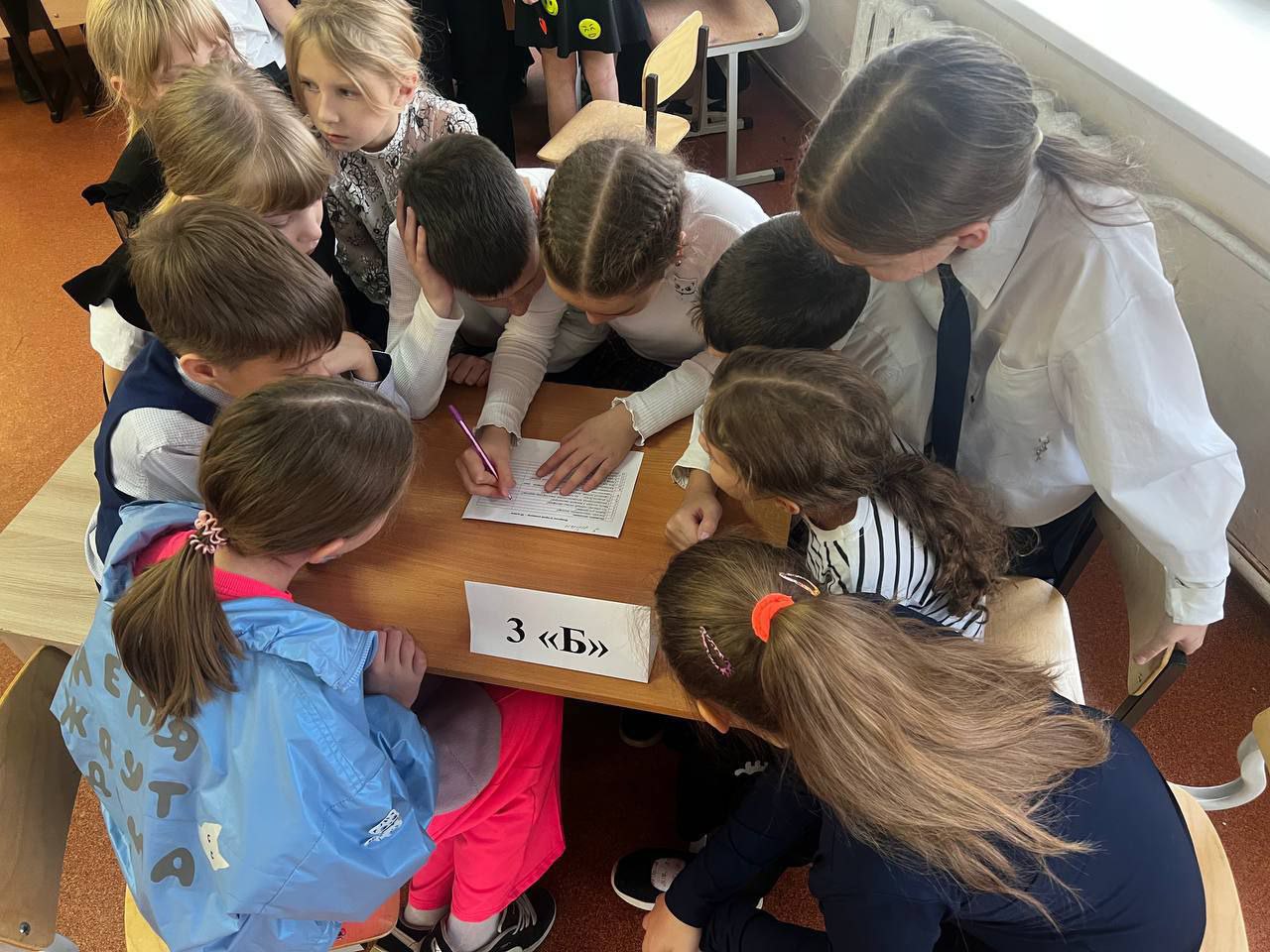 Сотрудники Госавтоинспекции проводят уроки безопасности в школах, закрепляя знания на практике Сотрудники Госавтоинспекции проводят уроки безопасности в школах, закрепляя знания на практике