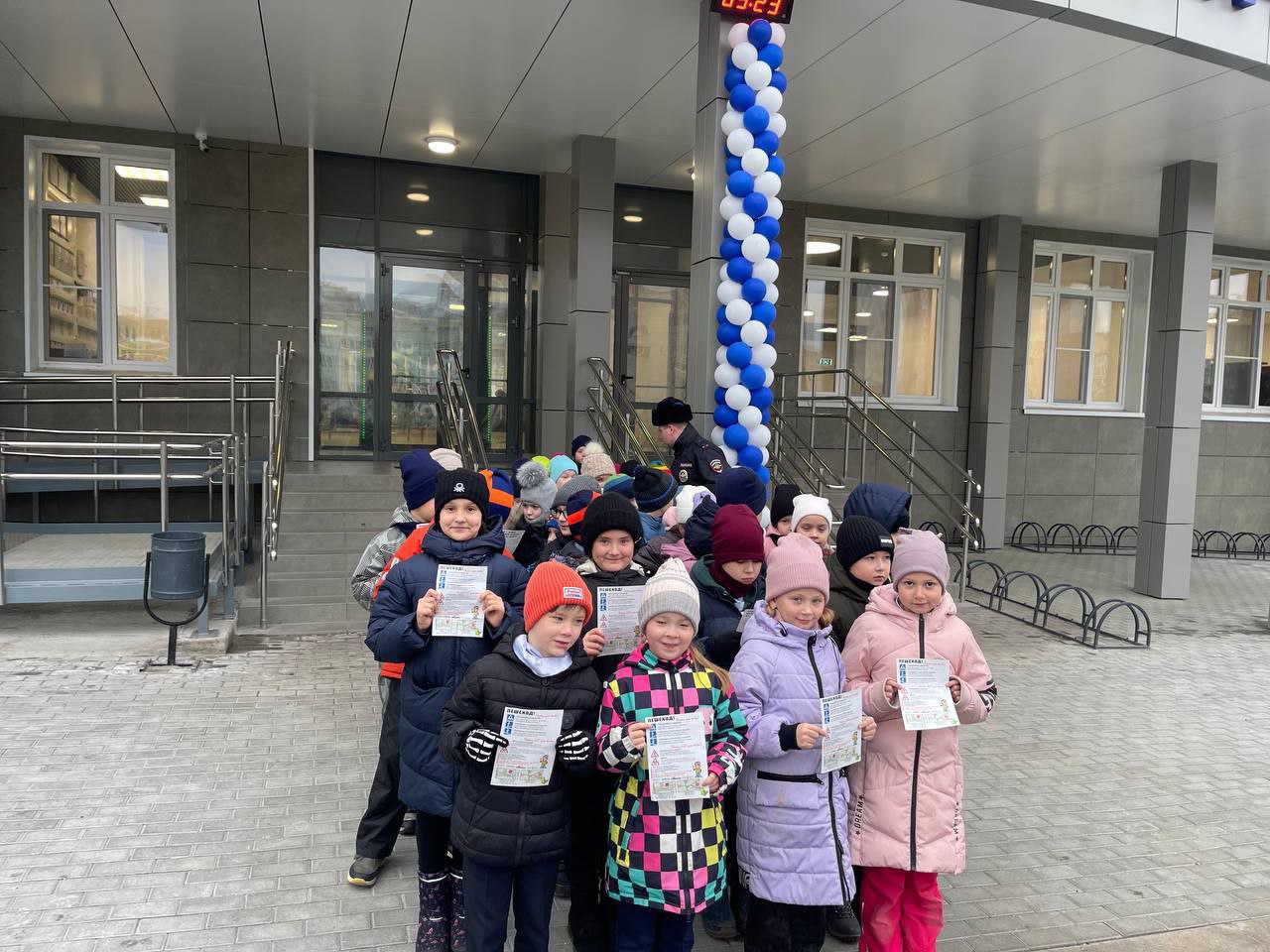 Сотрудники Госавтоинспекции проводят уроки безопасности в школах, закрепляя знания на практике Сотрудники Госавтоинспекции проводят уроки безопасности в школах, закрепляя знания на практике