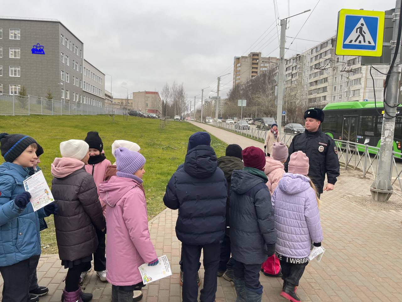 Сотрудники Госавтоинспекции проводят уроки безопасности в школах, закрепляя знания на практике Сотрудники Госавтоинспекции проводят уроки безопасности в школах, закрепляя знания на практике