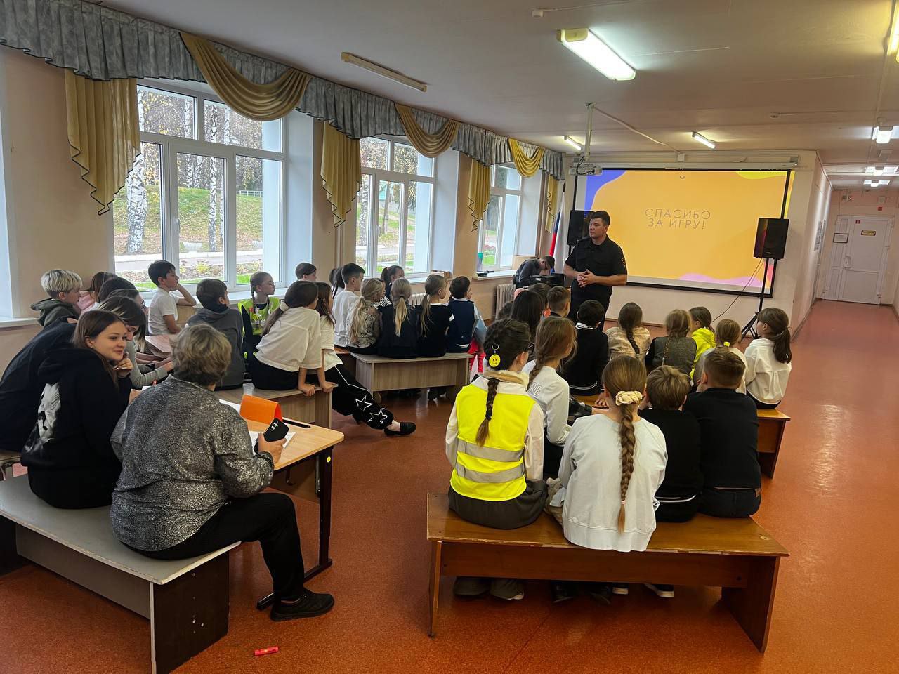 Сотрудники Госавтоинспекции проводят уроки безопасности в школах, закрепляя знания на практике Сотрудники Госавтоинспекции проводят уроки безопасности в школах, закрепляя знания на практике