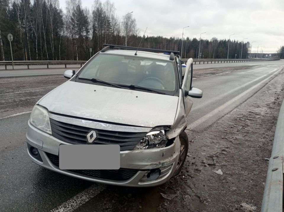 25 ноября около 8 часов утра на 13-м километре автодороги «Южный обход г. Кирова» автомобиль «Рено Логан» наехал на ограждение и опору ЛЭП