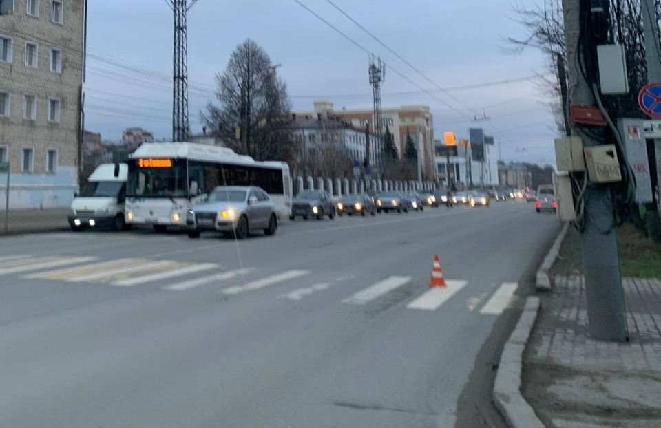 На Воровского под колёса иномарки попала 22-летняя девушка