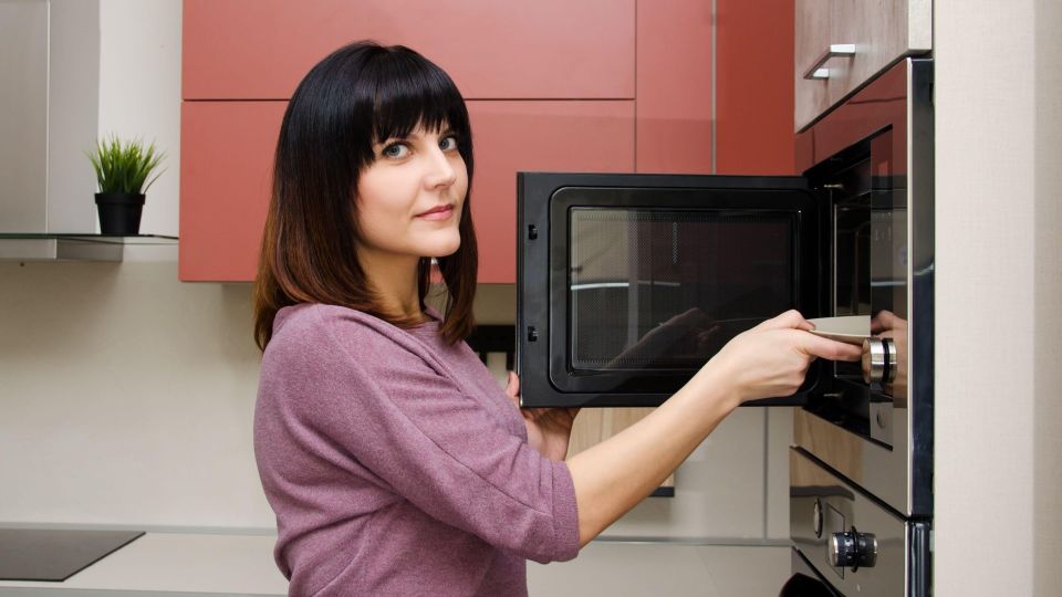 Еда из микроволновки больше не будет сухой: спасет всего одна хитрость