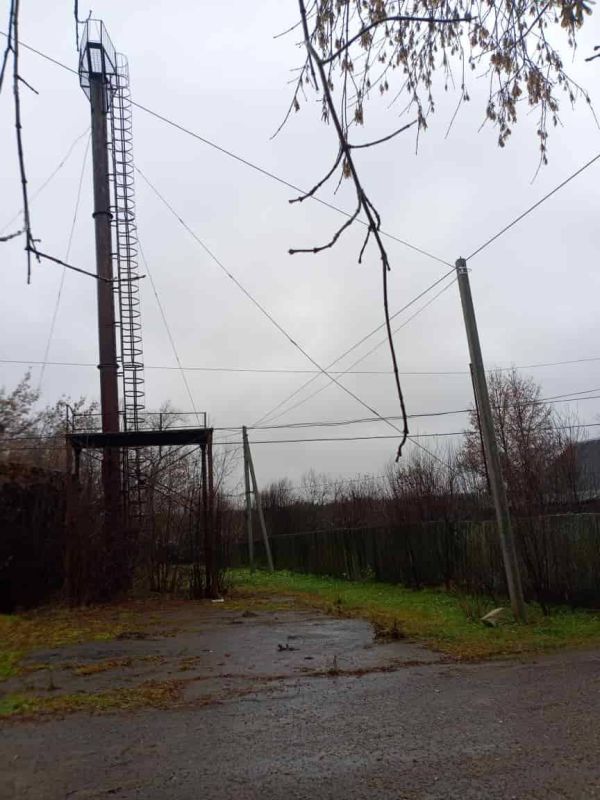 В Зуевском районе проржавевшая бесхозная телебашня может упасть на дома