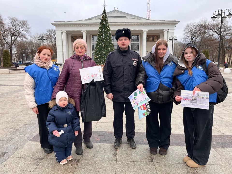 В преддверии Дня матери сотрудники Госавтоинспекции вместе со студентами-активистами Кировского филиала Московской финансово-юридической академии вышли на улицы города, чтобы поздравить женщин с наступающим праздником!