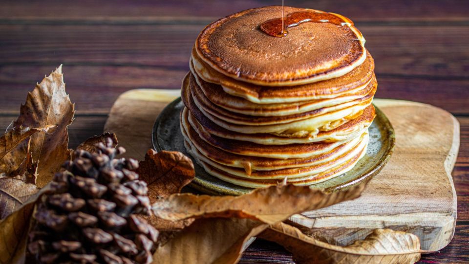 Оладьи сразу перестанут впитывать масло как губка: добавьте в тесто один ингредиент