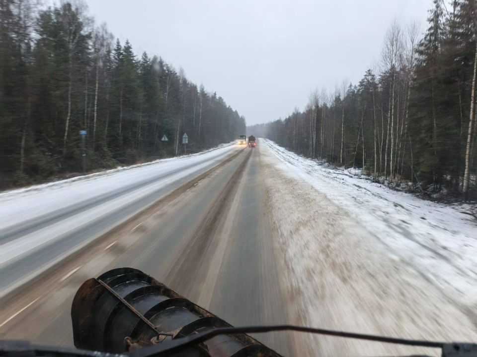 Утром 28 ноября на дорогах Кировской области работает 199 единиц техники АО «Вятавтодор» и 107 дорожных рабочих