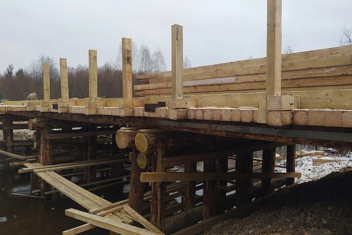 Деревянный мост через реку Орловицу в Нагорском районе готов на 80%