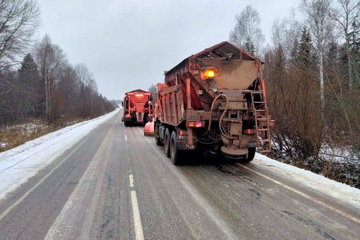 В Кировской области для уборки снега задействовано 199 единиц техники и 107 дорожных рабочих