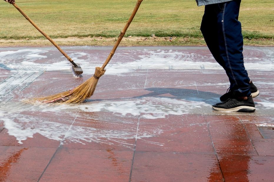 Уход за тротуарной плиткой: безопасные и эффективные методы
