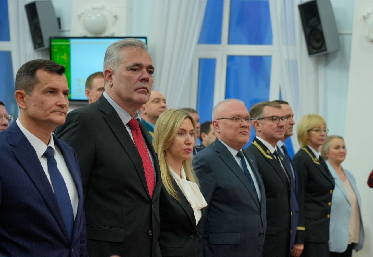 Прокурор Кировской области Юрий Рываев вместе с Губернатором региона Александром Соколовым, руководителями правоохранительных и контрольно-надзорных структур поздравил мировых судей и сотрудников аппаратов мировых судей... Прокурор Кировской области Юрий Рываев вместе с Губернатором региона Александром Соколовым, руководителями правоохранительных и контрольно-надзорных структур поздравил мировых судей и сотрудников аппаратов мировых судей...