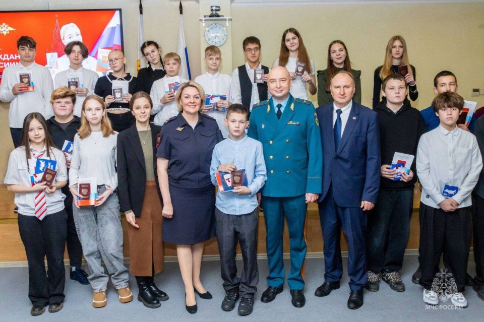 Начальник Главного управления МЧС России вручил паспорта юным кировчанам