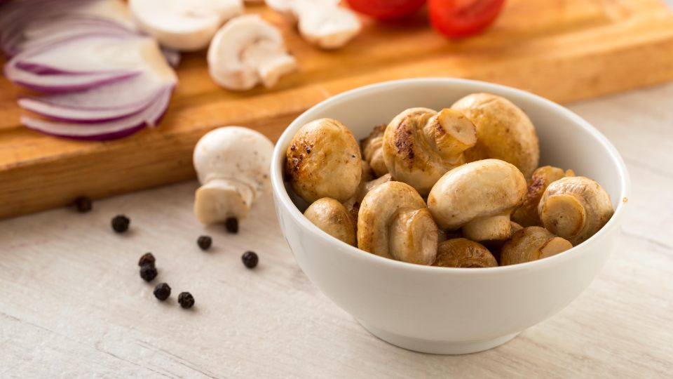 Шампиньоны останутся упругими и не потемнеют: во время готовки добавьте к ним вот что