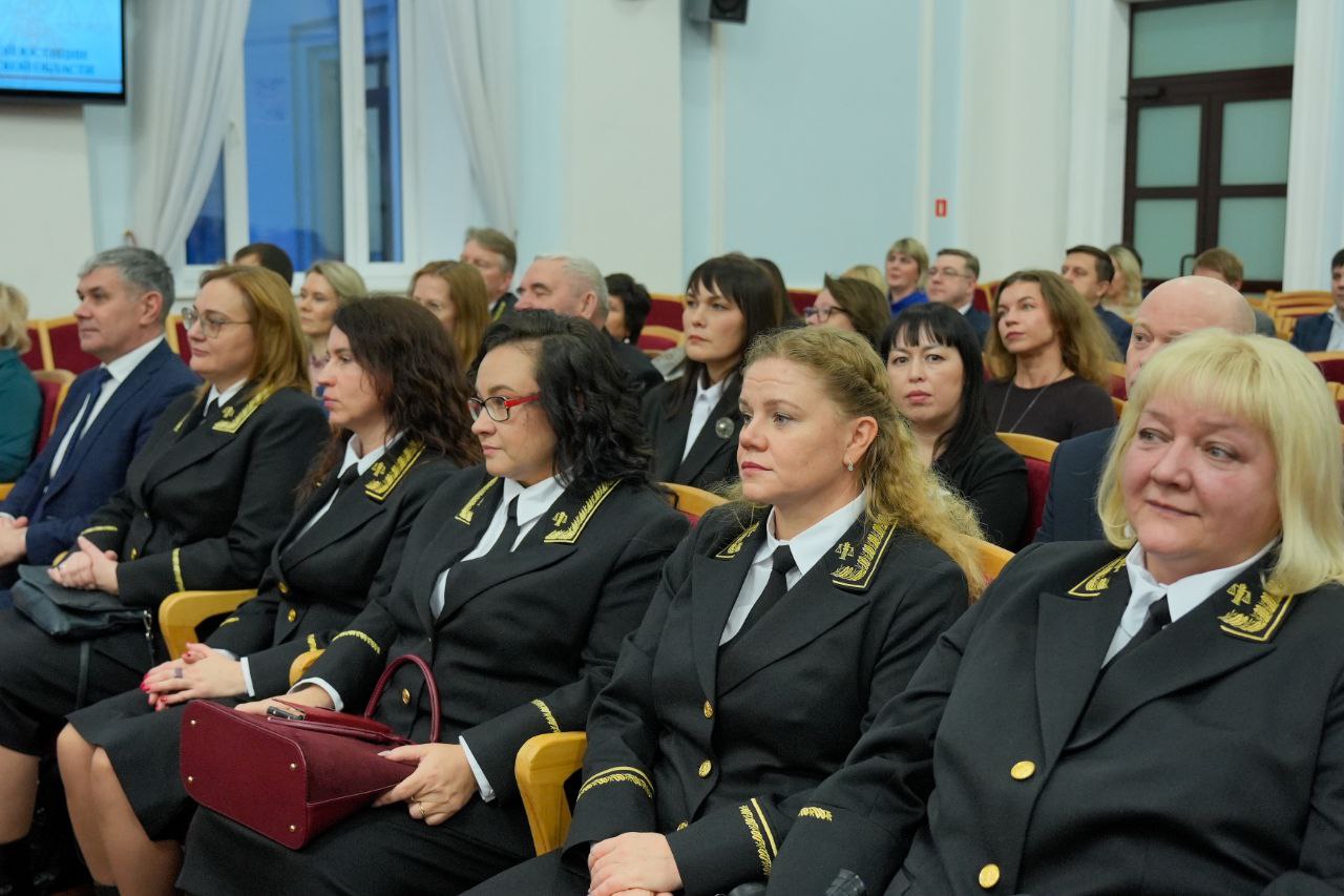 Прокурор Кировской области Юрий Рываев вместе с Губернатором региона Александром Соколовым, руководителями правоохранительных и контрольно-надзорных структур поздравил мировых судей и сотрудников аппаратов мировых судей... Прокурор Кировской области Юрий Рываев вместе с Губернатором региона Александром Соколовым, руководителями правоохранительных и контрольно-надзорных структур поздравил мировых судей и сотрудников аппаратов мировых судей...