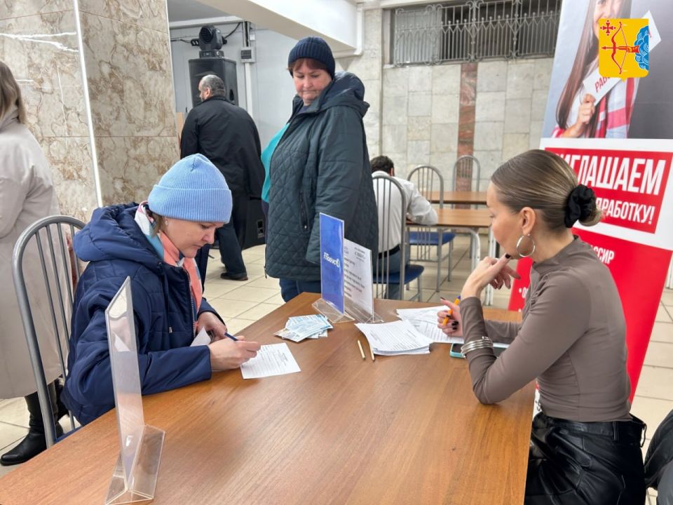 В Кировском ДК Железнодорожников прошла общегородская ярмарка вакансий, которую посетили около 600 человек из них почти 400 человек — учащиеся выпускных курсов техникумов и колледжей