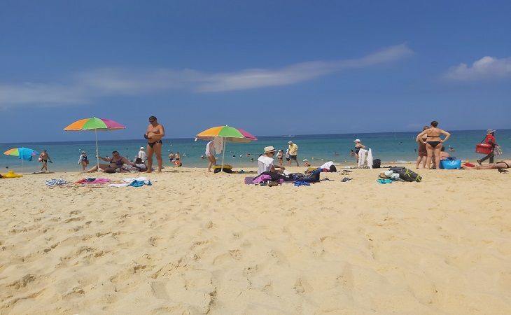 Как отчистить смартфон от песка, если он упал на пляже: неожиданное решение