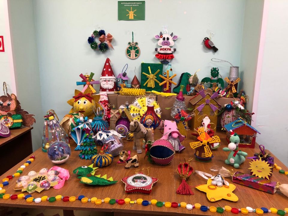Вот такие симпатичные самодельные новогодние игрушки вскоре украсят ёлку Котельничского района на прогулочной Спасской в Кирове