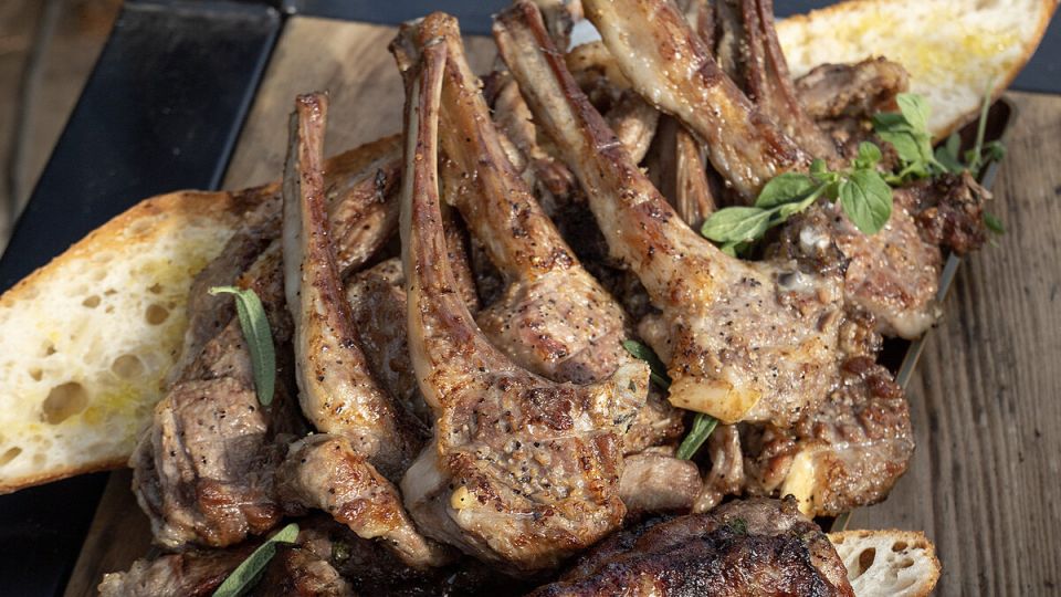 Нежное каре барашка и теплый овощной салат: идеальное летнее угощение