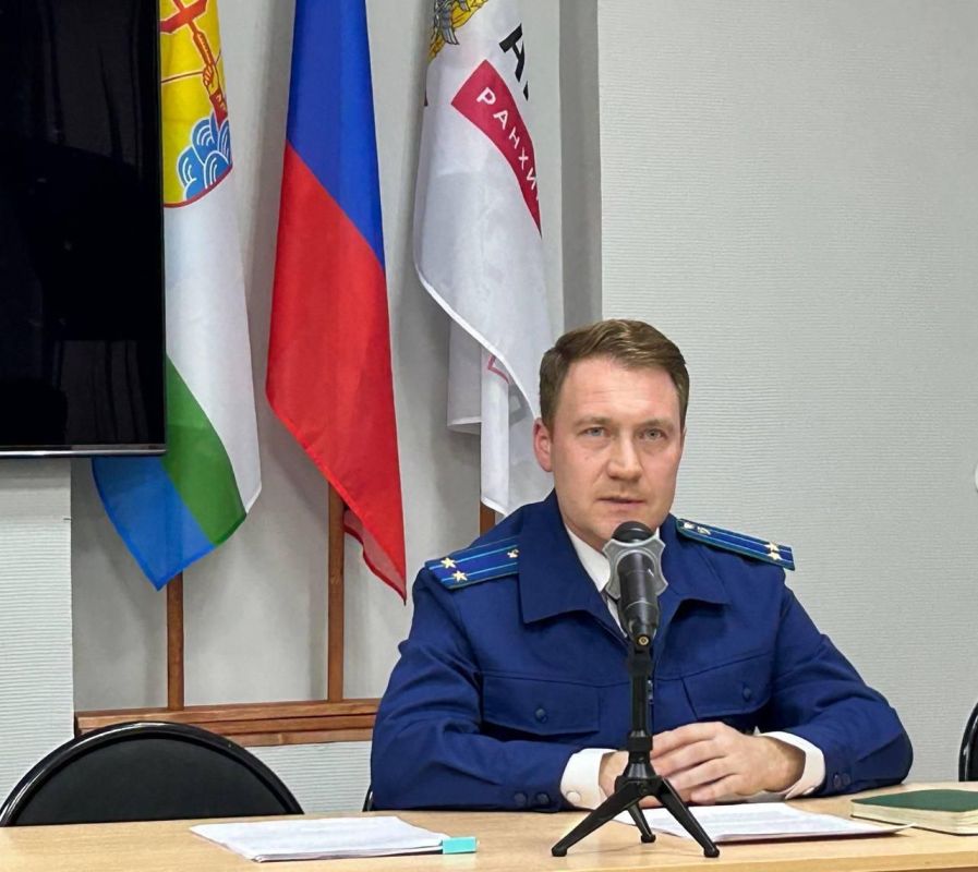 На минувшей неделе старший прокурор отдела по надзору за исполнением законодательства о противодействии коррупции прокуратуры Кировской области Александр Новиков принял участие в учебном мероприятии на базе Кировского...