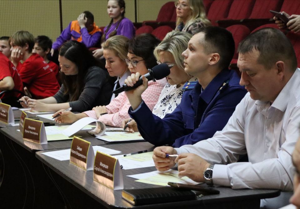 В преддверии Всемирного дня правовой помощи детям, который отмечался в нашей стране 20 ноября, прокурор Яранского района Кирилл Зайцев принял участие в интеллектуально-правовой игре «#ПравовоеКолесо», организованной на базе...