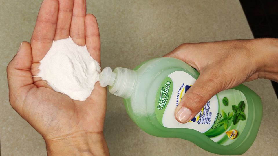 Как улучшить моющее средство для посуды с помощью соды